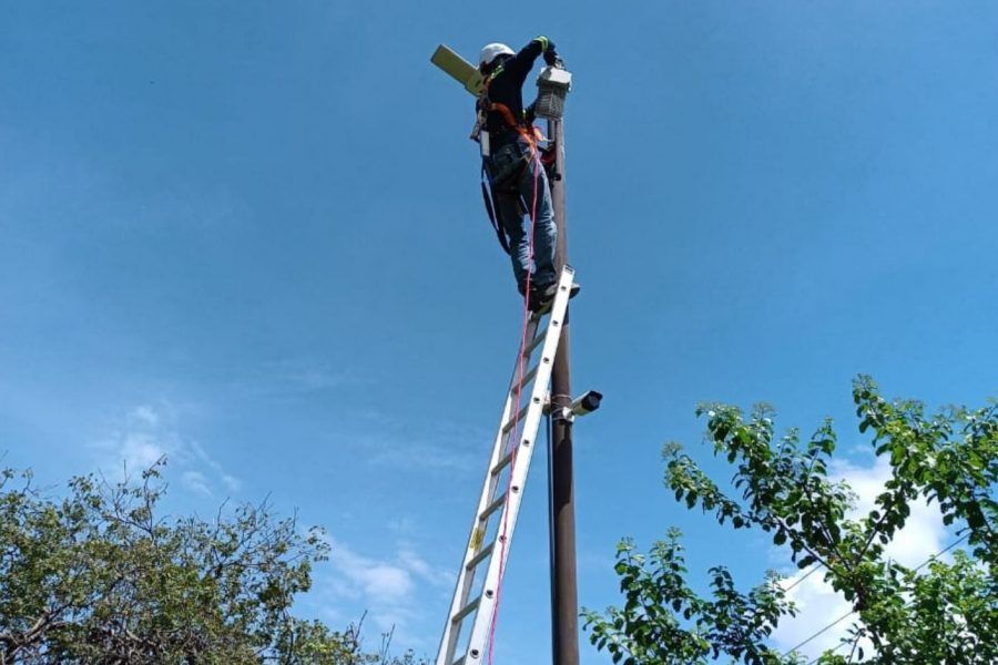 Instalación lámparas solar y mantenimiento registros eléctricos iluminación áreas comunes